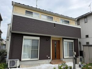 外壁塗装工事でダークブラウンのツートンカラーへ後