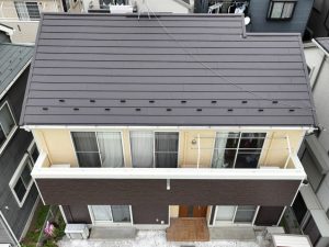 ガルバリウム鋼板で耐久性と美観を向上した屋根工事後